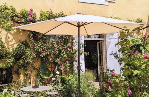 Limeuil Apartment | Beautifully decorated, large apartment with enclosed garden.