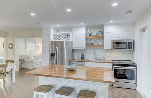 Gulf Gate Estates House | Beautifully Decorated Pool Home 2 Bed/2 Bath minutes away from Siesta Key Beach!