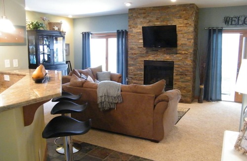 Union Pier House | Beautifully Decorated Home W/Hot Tub, Very Close to Beach, Large Wooded Lot