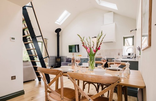 Quedgeley Cottage | Beautifully presented holiday home in the Cotswolds with pretty balcony - The Old Workshop