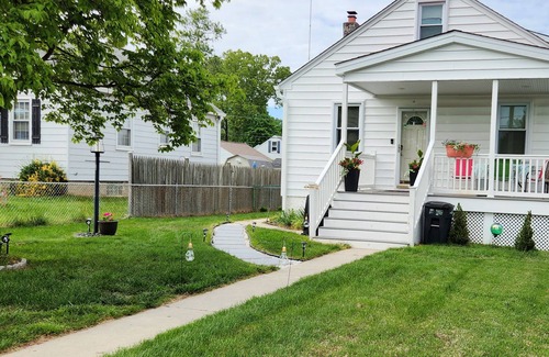 Ferndale House | Beautifully remodeled 1950's home. BWI airport 5 mins away