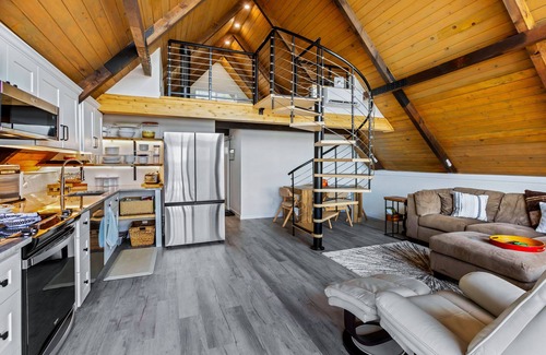 Agate Ski Chalet | Beautifully Remodeled Beach Front A-Frame