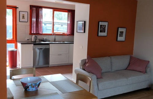 Rosebud House | Beautifully renovated 2 bedroom unit – 8 minutes walk from the beach.