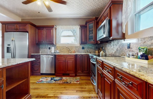 Gloucester House | Beautifully renovated home walk to boulevard, town & train