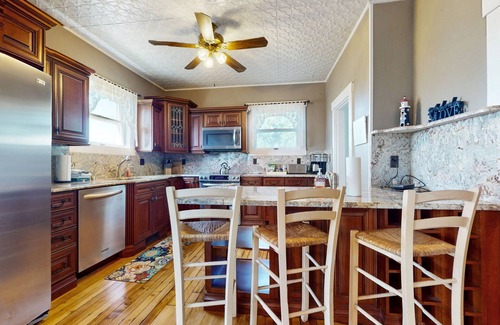 Gloucester House | Beautifully renovated home walk to boulevard, town & train