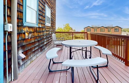 Gloucester House | Beautifully renovated home walk to boulevard, town & train