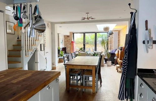 Bow West House | Beautifully sunny Victoria Park townhouse.