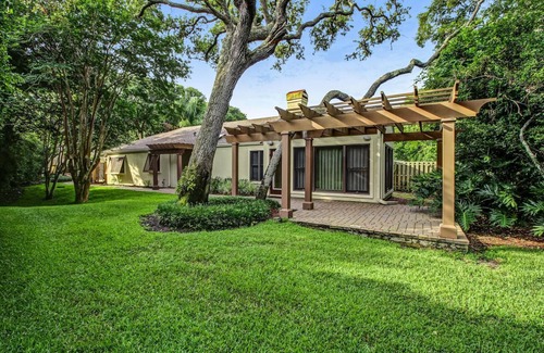 Amelia City House | Beautifully Updated Home at Summer Beach Steps from Ocean
