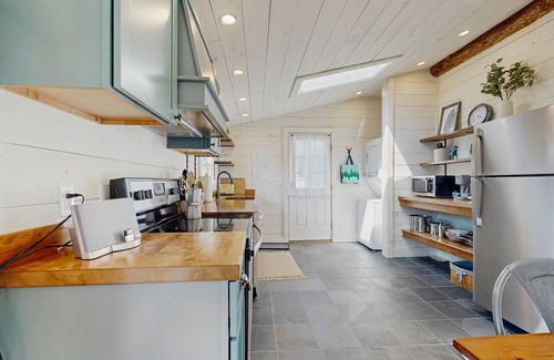 Boothbay Harbor Cabin | Beautifully updated cabin near town & Barrett's Park with deck, BBQ, & W/D