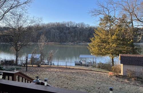 Springdale House | Beaver Lakeshore Escape - Stay right on the shore of Beaver Lake!