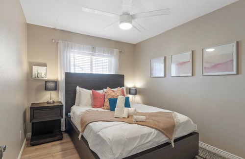 Covey House | Beck’s Place – Modern 3 BDR w/ Tons of Outdoor Space! Pet Friendly