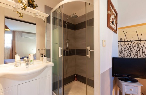 Port-Saint-Louis-du-Rhone Bed & Breakfast | Bed and Breakfast 'Salamandre Chambre D'hote' with Shared Pool, Wi-Fi and Air Conditioning