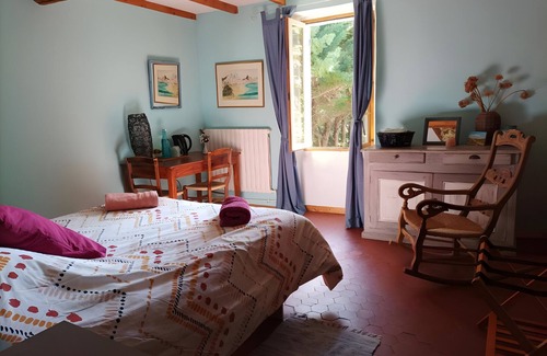 Saint-Etienne-les-Orgues Bed & Breakfast | Bed and Breakfast 'Chambre' with Private Terrace, Shared Garden and Wi-Fi