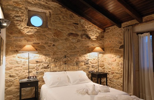 Camarinas Bed & Breakfast | Bed and Breakfast 'Alcatraz' with Private Garden and Wi-Fi