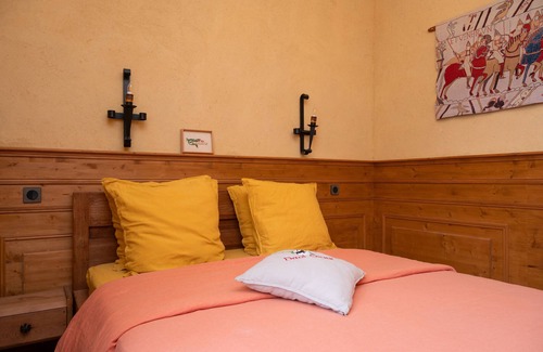 Pluvigner Bed & Breakfast | Bed and Breakfast 'Chambre Lancelot' with Shared Terrace, Shared Garden and Wi-Fi