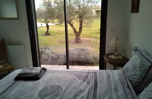 Aleria Bed & Breakfast | Bed and Breakfast 'Chambre 2' with Mountain View, Shared Pool and Wi-Fi