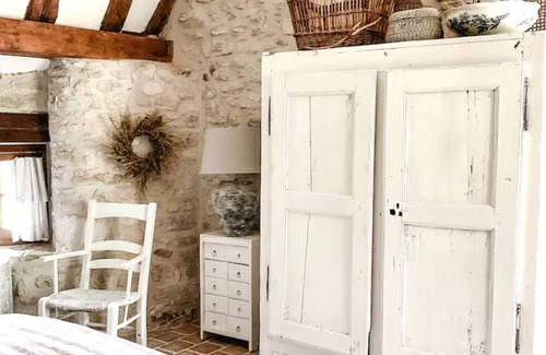Tourtoirac Bed & Breakfast | Bed and Breakfast 'Domaine De Pragelier, Petronille' with Shared Pool and Wi-Fi