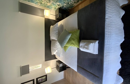 Quartier des Espesses Bed & Breakfast | Bed and Breakfast 'Vert' with Shared Pool, Wi-Fi and Air Conditioning
