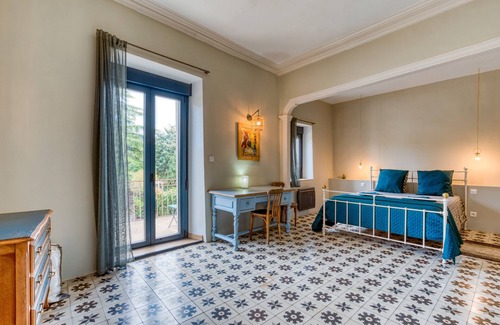Saint-Andre-de-Sangonis Bed & Breakfast | Bed and Breakfast 'Vue Jardin' with Shared Pool, Shared Garden and Wi-Fi