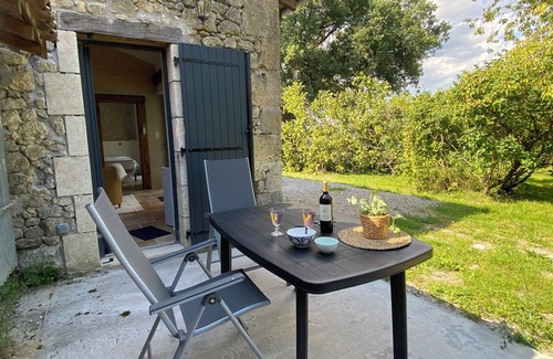Lasserre Bed & Breakfast | Bed & Breakfast avec salon, kitchinette, terrasse, jardin privé et clos
