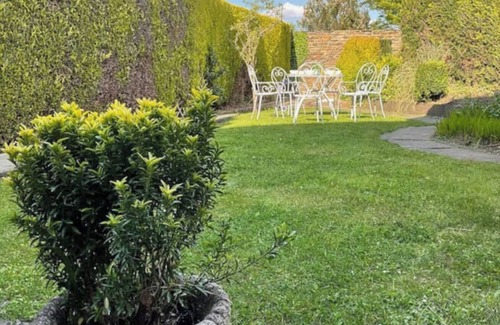 Dronfield Cottage | Beech Cottage, a luxury cottage with 5 bedrooms, sleeps 9, dogs very welcome