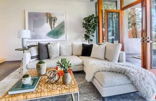 Bel Air House | Bel Air Mansion with Lake View
