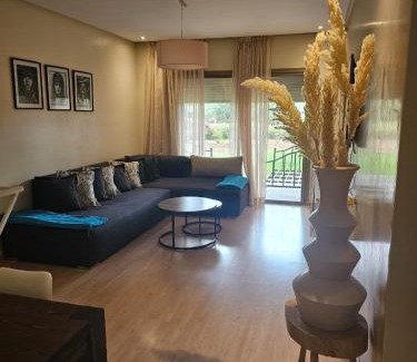 Menara Apartment | Bel appartement avec piscine et jardin