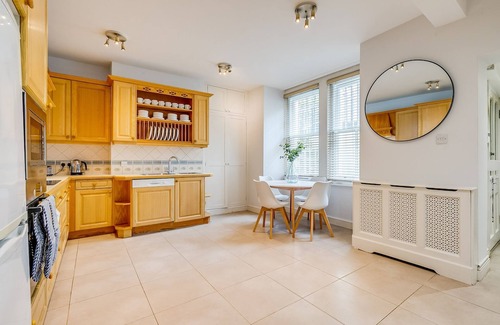Churchill House | Belgravia - Charming & Spacious 4 Bed Home for 9