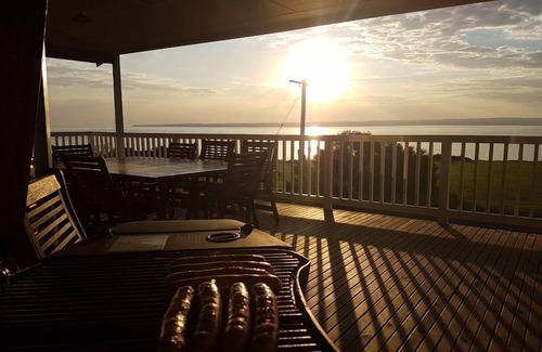 Ventnor House | Bella Views - Beach front, WiFi and Foxtel!nAvailability School Holidays