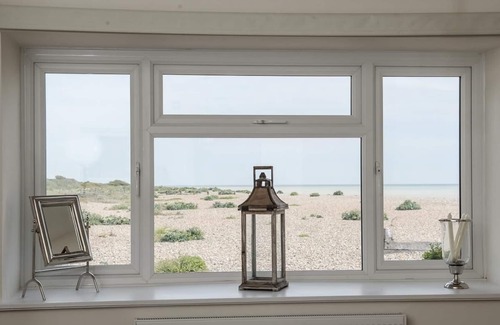Littlehampton Apartment | Bella Vista is a Stunning Beachfront Apartment with 200 5 star reviews