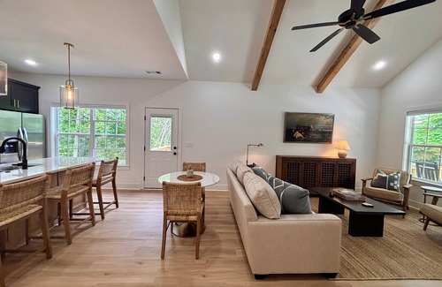 Bella Vista House | Bella Vista Trailside Retreat. Tunnelvision Trail and Lake Windsor easy access.