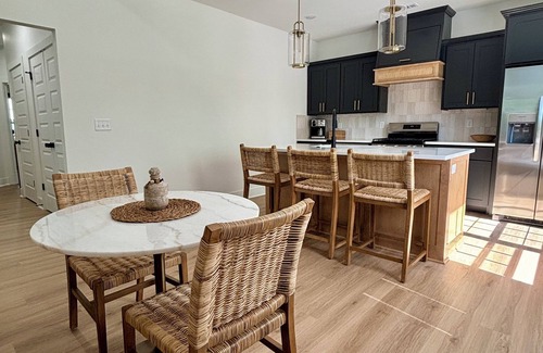 Bella Vista House | Bella Vista Trailside Retreat. Tunnelvision Trail and Lake Windsor easy access.