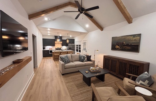 Bella Vista House | Bella Vista Trailside Retreat. Tunnelvision Trail and Lake Windsor easy access.