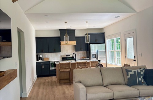 Bella Vista House | Bella Vista Trailside Retreat. Tunnelvision Trail and Lake Windsor easy access.