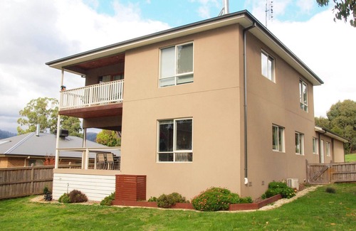 Marysville House | BELLARA - Double storey home away from home