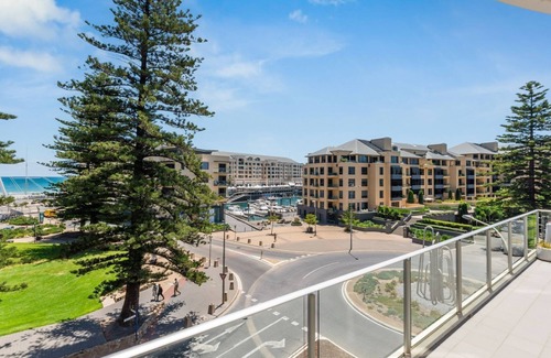 Glenelg Apartment | Belle Escpaes - Sea the Views