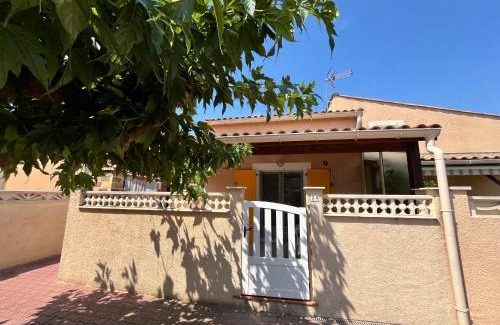 Portiragnes-Plage Villa | Belle villa d'angle, 6 couchages, cuisine climatisée, 3 chambres terrasse ombragée parking dans résidence sécurisée avec piscine commune, 400 m de la mer, LROND24