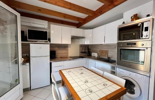Portiragnes-Plage Villa | Belle villa d'angle, 6 couchages, cuisine climatisée, 3 chambres terrasse ombragée parking dans résidence sécurisée avec piscine commune, 400 m de la mer, LROND24