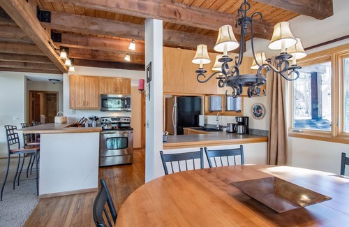 Warrior's Mark West House | Belle Vue Estate: Mountain Views and Private Hot Tub