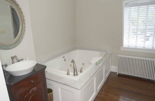 Top of the Hill Bed & Breakfast | Bellevue Manor