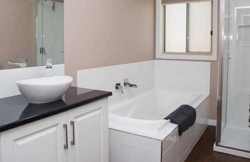 West Bendigo House | Bells HideAway--500m to Bendigo Stadium