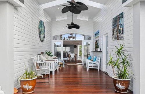 Broadbeach Waters House | Bels Florida Family Getaway - Pool, WiFi, BBQ