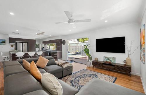 Broadbeach Waters House | Bels Florida Family Getaway - Pool, WiFi, BBQ