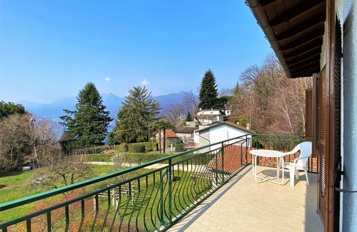 Colmegna Apartment | Belvilla by OYO TOR31 - Casa Torretta