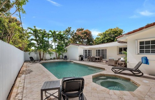 Ojus Apartment | Ben 19697 · Chic 5 Bed 3 Bath w/Heated Pool