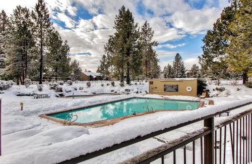 Bend Apartment | Bend Condo with Deck, Resort-Style Amenities and Views