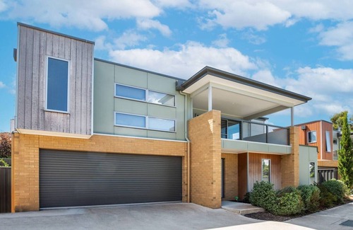 Ironbark House | Bendigo Signature Accommodation on Honeysuckle
