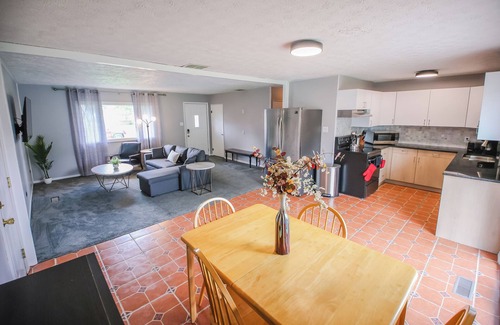 Kokomo House | Berkely Bungalow in Lovely Neighborhood