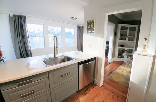 Shelburne Apartment | Beside The Tulip Tree - 3Bd Historic Home located in Waterfront District