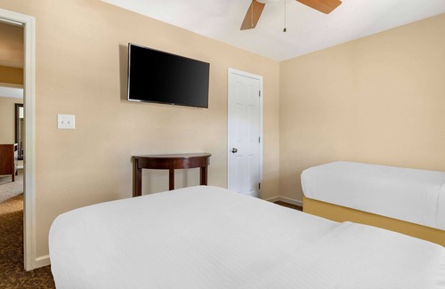 Berkeley Hotel | Best Choice! Free Parking, Indoor & Outdoor Pools, Unit w/Full Kitchen!